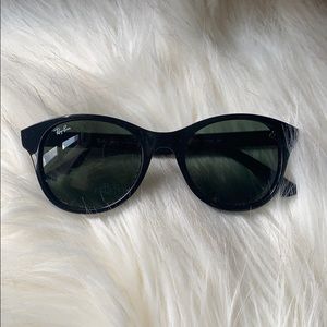 Black round ray bans